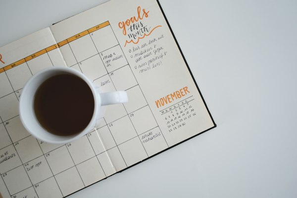 Agenda met een kop koffie